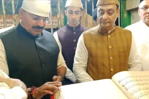 सांसद राहुल शेवाले पहुचे माहिम दरगाह बाबा द्वारा हस्तलिखित कुरान की ज्यारत करने