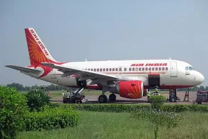 पुणे से आ रहा एयर इंडिया का विमान उड़ान भरने से पहले टग ट्रक से टकराई  