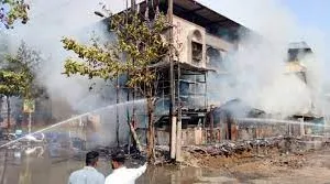 नालासोपारा द्वारका होटल अग्निकांड...  4 दिन बाद ठेकेदार के खिलाफ मामला दर्ज