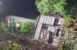 मुंबई एक्सप्रेस हाईवे पर बड़ा हादसा... ट्रैक्टर और बस की टक्कर में 5 तीर्थयात्रियों की मौत, 30 से अधिक लोग घायल