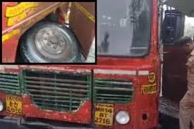 वसई: चलती एसटी का पहिया उतरने की घटना...  सौभाग्य से जानमाल का नुकसान होने से बच गया