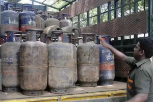 मुंबई में कॉमर्शियल एलपीजी सिलिंडर के दाम में करीब ६२ रुपए की बढ़ोतरी