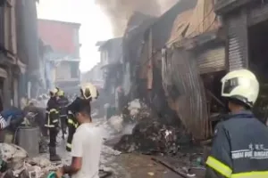 कुर्ला के वाजिद अली कंपाउंड में प्लास्टिक और स्क्रैप गोडाउन में आग