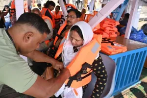 मुंबई : नाव की यात्रा करने वालों के लिए लाइफ जैकेट अनिवार्य