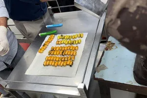 मुंबई एयरपोर्ट पर 21.97 करोड़ रुपये की 2197 ग्राम कोकीन जब्त; तीन युगांडा नागरिकों को हिरासत में लिया 