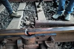 माटुंगा स्टेशन के पास रेल फ्रैक्चर के कारण सुबह के व्यस्त समय में ट्रेनों में भारी देरी की शिकायत
