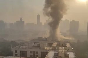 ठाणे : हाइपरसिटी मॉल में लगी भीषण आग, मौके पर पहुंची दमकल गाड़ियां