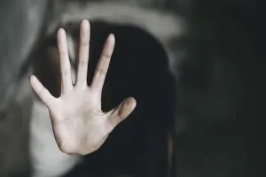 ठाणे: 17 वर्षीय लड़की की निजी तस्वीरें प्रसारित करने और उसका पीछा करने के आरोप में गिरफ्तार