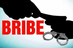 मुंबई : एसीबी ने पुलिस कांस्टेबल रिश्वत मांगने और स्वीकार करने के आरोप में रंगे हाथों पकड़ा