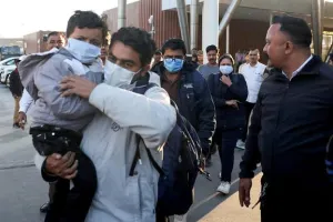 अमेरिका से डिपोर्ट किए गए 104 भारतीयों प्रवासियों पर भारत में हंगामा