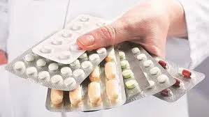 मुंबई : दवाखानों में फार्मासिस्ट नहीं; नर्सें मरीजों को बांट रही हैं दवा 