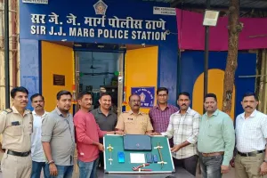 जे जे मार्ग पुलिस स्टेशन ने ड्रग्स खरीदने के लिए चोरी करने के आरोप में दो लोगो को किया गिरफ्तार