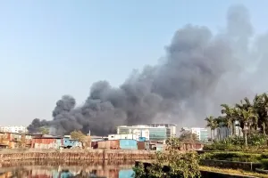 कुर्ला इलाके में कबाड़ की एक दुकान में भीषण आग