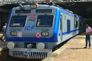 मुंबई लोकल ट्रेन से यात्रा करने वाले लाखों लोगों को जल्दी ही एक चमचमाती ट्रेन में सफर करने का मौका मिलने वाला है 