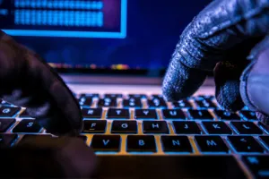 मुंबई: पैसे वापस दिलाने में मदद करने का आश्वासन देकर जालसाज के हाथों 6.74 लाख रुपए गंवाए