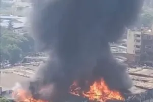 जोगेश्वरी इलाके में फर्नीचर मार्केट में भीषण आग; फायर ब्रिगेड आग पर काबू पाने के लिए मौके पर मौजूद