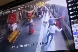 मुंबई: महिला पुलिस कांस्टेबल ने लोकल ट्रेन की चपेट में आई महिला यात्री की जान बचाई