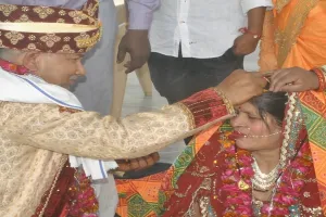 आगरा : 66 वर्षीय दूल्हा; 57 वर्षीय दुल्हन; आगरा स्थित वृद्धाश्रम में विशेष विवाह