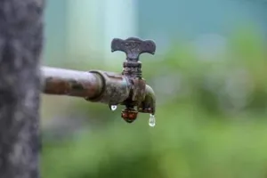 मुंबई में काला पानी मनपा दे रही लोगों को दूषित पानी 