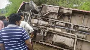 मुंबई : एमएसआरटीसी की बस रायगढ़ जिले में पलट गई, 18 यात्री घायल 