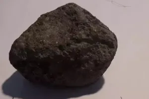 महाराष्ट्र के बीड में उल्कापिंड जैसी वस्तुएं गिरीं; दहशत में लोग