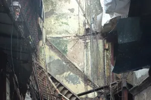 माहिम में बारिश के कारण हाजी कसम बिल्डिंग कि इमारत की छत का कुछ हिस्सा ढह गाया