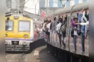 मुंबई : लोकल ट्रेनों के दरवाजों के ऊपर बने वाटर गटर चैनल को बदलने की अपील