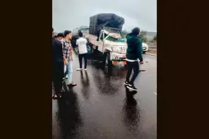 कसारा के पास तीन वाहनों की टक्कर में 25 लोग घायल, 7 की हालत गंभीर  