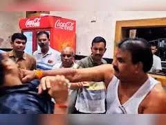मुंबई : कैंटीन वाले पर थप्पड़ बरसाने के बाद MLA संजय गायकवाड़ का वीडियो वायरल 
