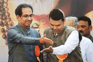 देवेंद्र फडणवीस द्वारा हल्के-फुल्के अंदाज में उद्धव ठाकरे को 