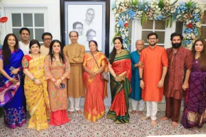 उद्धव ठाकरे परिवार के साथ गणेश पूजन के लिए ‘अपने चचेरे भाई और MNS प्रमुख राज ठाकरे के निवास “शिवतीर्थ”’ गए