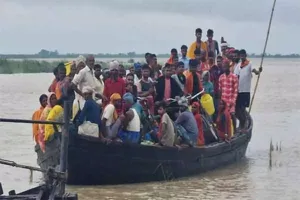 गंगा नदी में 31 लोगों से भरी नाव पलटी, एक की लाश बरामद  