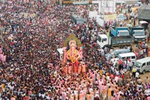 मुंबई : गणपति बप्‍पा के आगमन पर झूमते लोगों का वीडियो तेजी से वायरल