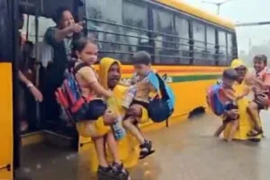 मुंबई में भारी बारिश: पुलिस ने जलभराव में फंसी स्कूल बस से बच्चों को बचाया