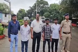 मुंबई : एक्सप्रेस ट्रेनों के डब्बों से जेडएस कपलर चोरी करने वाले संगठित गिरोह का पर्दाफाश; आरपीएफ ने चार आरोपियों को किया गिरफ्तार 