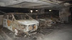 मुंबई: दादर रेलवे स्टेशन के पास पार्किंग में लगी आग,10-12 वाहन जलकर खाक 