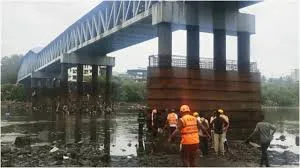 ठाणे : लोकल ट्रेन में यात्रा करते समय एक किशोर नाले में गिर गया; तलाशी अभियान शुरू