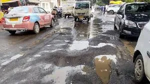 मुंबई-पुणे एक्सप्रेसवे पर गड्ढों की स्थिति को लेकर आदित्य ठाकरे ने  सरकार और संबंधित विभागों पर कड़ा प्रहार किया