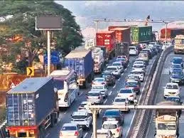 मुंबई-पुणे एक्सप्रेसवे पर दोपहर 2 बजे से 3 बजे तक एक घंटे के लिए यातायात पूरी तरह से रोक दिया जाएगा