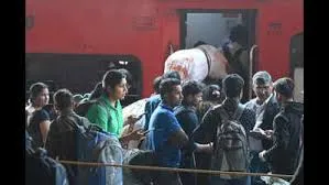 नई दिल्ली : 1AC कोच से उतरा परिवार, रेलवे स्टाफ ने पकड़ लिया हाथ, तलाशी में मिला ऐसा सामान रेलवे के अफसरों के उड़ गए होश