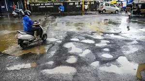 मुंबई : मनपा ने हाई कोर्ट में दी जानकारी; सड़कों पर २७ हजार ३३४ गड्ढे 