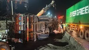 मुंबई :ट्रक के पुल से गिर जाने से चालक की मौत; क्लीनर गंभीर रूप से घायल