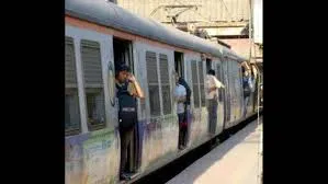 मुंबई : चलती लोकल ट्रेन में पथराव; 28 वर्षीय युवती घायल