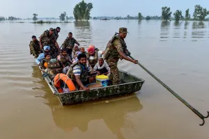 बीड : बाढ़ का कहर, सेना को बुलाया गया राहत बचाव के लिए, 5-6 गांव पूरी तरह से डूबे, सड़क संपर्क टूटा