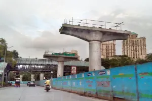 मुंबई : मेट्रो के काम में ठेकेदार की तरफ से सुरक्षा को लेकर लापरवाही; मेट्रो रूट के नीचे से गुजर रही कार पर लोहे की दो रॉड गिरी