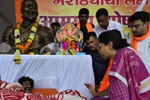 मुंबई : सुप्रिया सुले ने आज़ाद मैदान में मनोज जारंगे पाटिल से मुलाकात की; प्रदर्शनकारियों ने ज़ाहिर किया गुस्सा