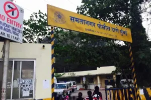 मुंबई : थाने के अंदर पुलिसकर्मियों पर हमला करने के आरोप में तीन महिलाओं समेत पांच लोगों के खिलाफ मामला दर्ज 