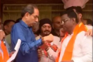 पुणे: निकलजे गुट के नेता आशुतोष निकालजे सहित सैकड़ों कार्यकर्ता ठाकरे की शिवसेना में शामिल 