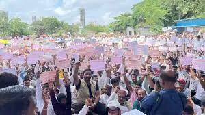 मुंबई : ओला और उबर सहित कैब, रिक्शा और टैक्सी चालक ने किया 