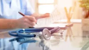 नवी मुंबई:  डॉक्टर के खिलाफ 28 वर्षीय महिला मरीज़ के साथ  छेड़छाड़, मारपीट और धमकी देने का मामला दर्ज